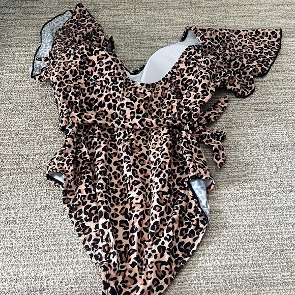 Meet Curve One Piece Swimsuit in Leopard 🆕 - Picture 4 of 5